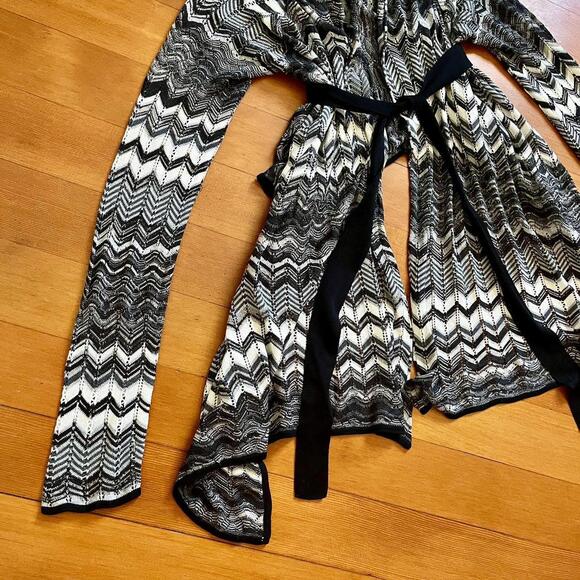 BCBGMAXAZRIA Grey, Black & White Patterned Uneven Hem Sweater, Size Medium - Picture 3 of 6